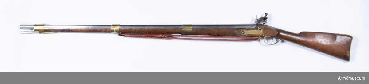Grupp E II
Geväret var ursprunglingen m/1815-49, tillverkat i Huskvarna, men har senare ändrats genom att knallhattstappen borttagits och hålet för denna tapp igenfyllts, varjämte slagslåsen ersatts av ett i Norrtäje tillverkat flintlås m/1815.