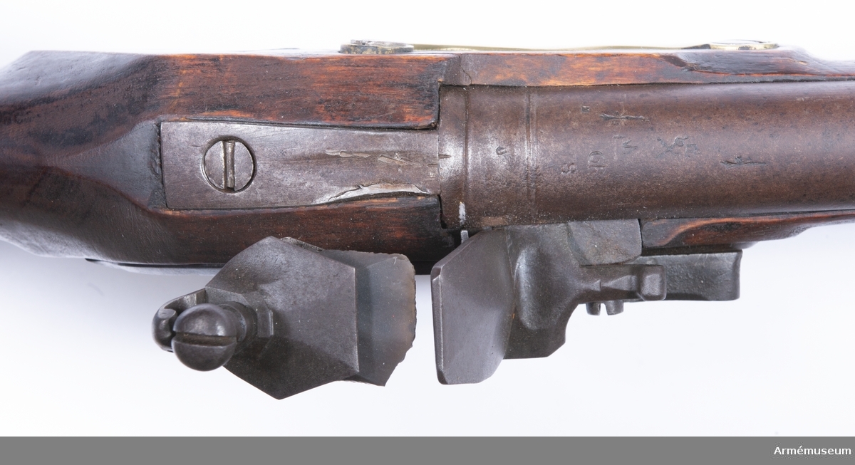 Grupp E II
Reparationsmodell, 1830- tal. Kal. 19,3 mm. Sammansatt av engelska och preussiska gevärsedlar. Laddstocken m/1815. 
