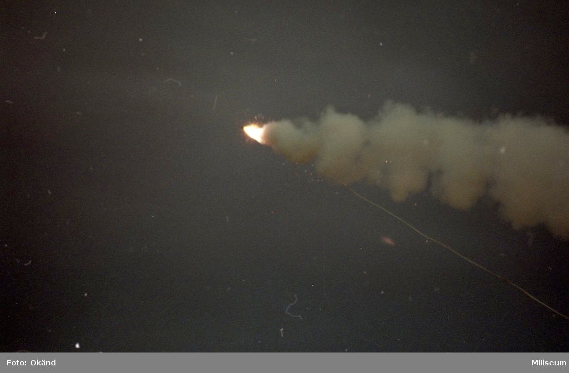 Utskjutning av raket till minröjningsorm från UK försöksmateriel.