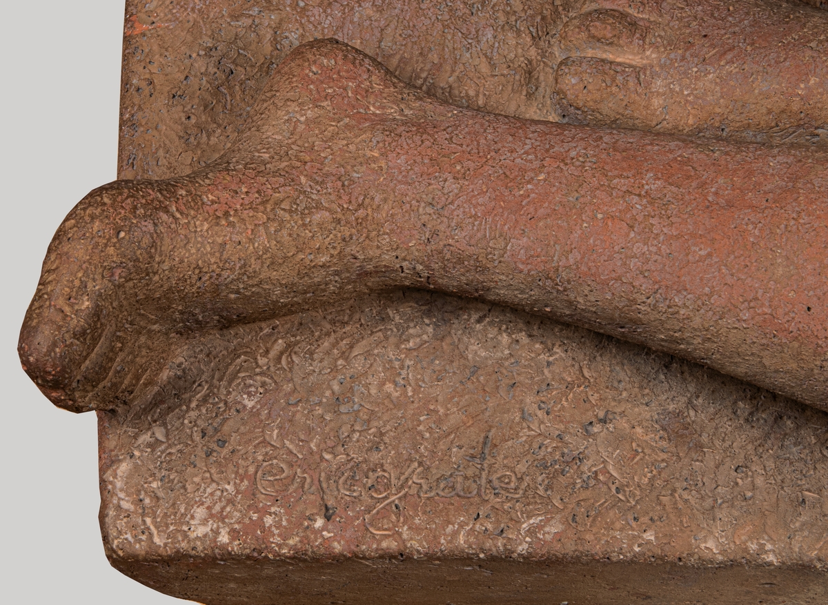 Skulptur, terrakotta, "Liggande kvinna" av Eric Grate. Naken kvinna ligger med ena knäet uppdraget, huvudet vridet halft åt sidan stött av båda händerna.
