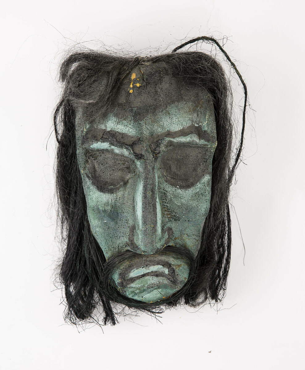Masken har använts som en del av scenografin i uppsättningen "Vindarnas kulle". 
Masken är gjord så att den inte går att bära av en person, utan den har varit fäst på någon form av pinne.
