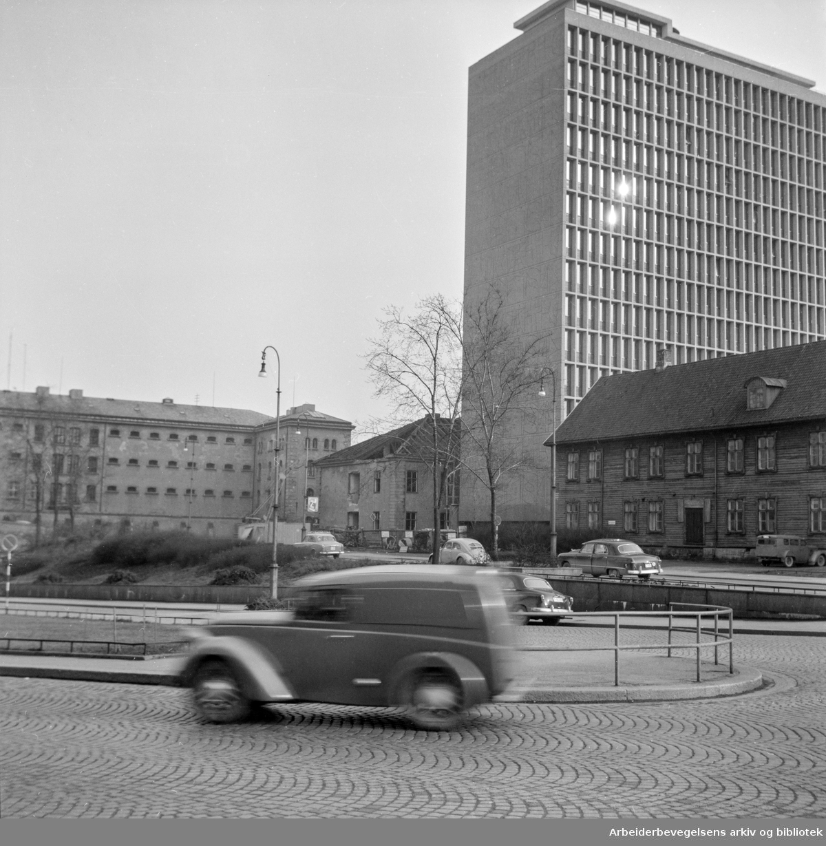 Arne Garborgs plass med Oslo Kretsfengsel avdelig A, Regjeringsbygningen og deler av Empirekvartalet. April 1959