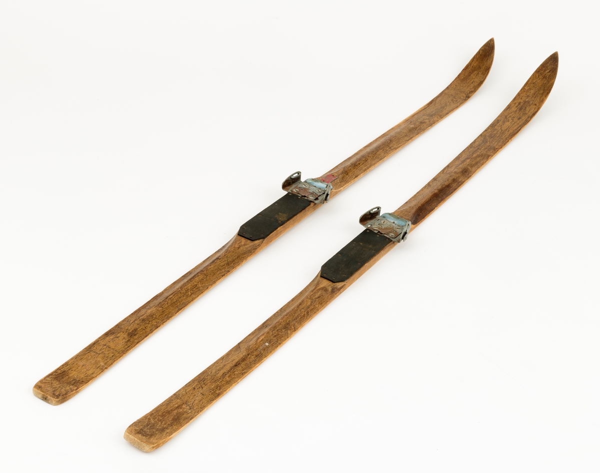 På det ene skiet står et rødt skilt med registreringsnr. "6330 skiregistrert Telf. 16633 mønsterbeskyttet". Skiene er litt framtunge. Bindingen er regulerbare "GRESSHOPPA NO 2". Bindingene som regulerbare kan justeres på etter skoens størrelse. Mangler bakreimer. Gresvig-patenten kom første gang ut på markedet i 1925. Skiene ble brukt ved områdene rundt omkring Rondane. Skienes tupp har en liten tykkelse, der hvor kranets utforming begynner er skiet nesten helt flatt, utformingen har en fin sval bue. Fra kranets begynnelse og mot fotsteget er skiet buet som igjenn begynner bak på skiet deretter blir det flatt og igjenn tykkere på bakenden. Skiene er blitt brukt rundt omkring Rondane.