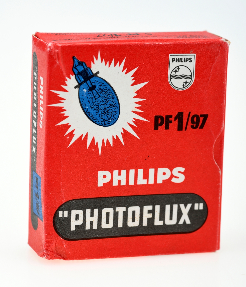 En eske med  fem ubrukte blitspærer av typen Philips Photoflux PF1/97. På esken er det tabell over kamerablender ved ulike avstander og filmtyper. Pærene har et blått felt inni pæra som indikerer at de er ubrukt, og dette feltet blir rosa ved bruk. Pærene er lakkert med et blått belegg for å unngå at de knuser ved bruk. 

Blitspærer ble først introdusert som en erstatning for blitspulver i 1929. Blitspærene er lagd for engangsbruk og er derfor pakket i esker med fem eller ti pærer. Pærer uten skrufot ble introdusert i 1954 og bidro til å senke prisen på pærene, og de har i stedet en ring som holder de to metalltrådene fra pæra på plass. De første blitspærene var klare, men fra midten av 50-tallet fikk pærene et blått belegg for å slippe å bruke filter på kameraet ved fargefotografering.