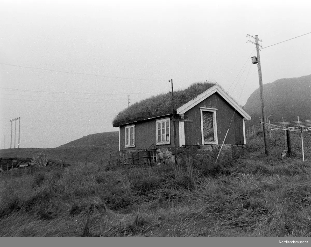 Fra den gamle prestegården på Værøy i Lofoten. Uthuset med torv på taket.