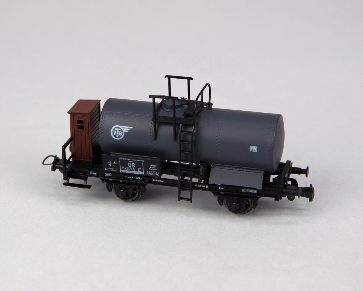 Modell av behållarvagn, tankvagn. Märkt: DB526388
Skala 1:87, H0.
Grå tank,svart underrede med brun bromsplattform