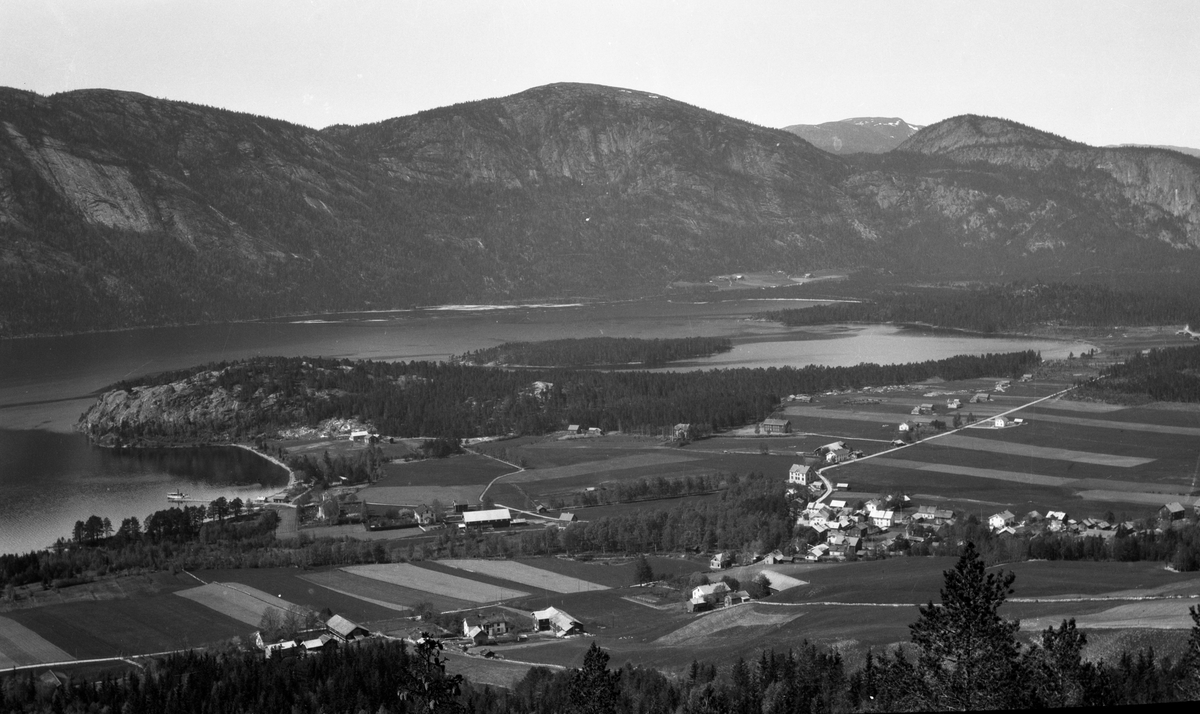 Fotosamling etter Kjetil Skomdal (1881-1971). Fotografen virket i ...