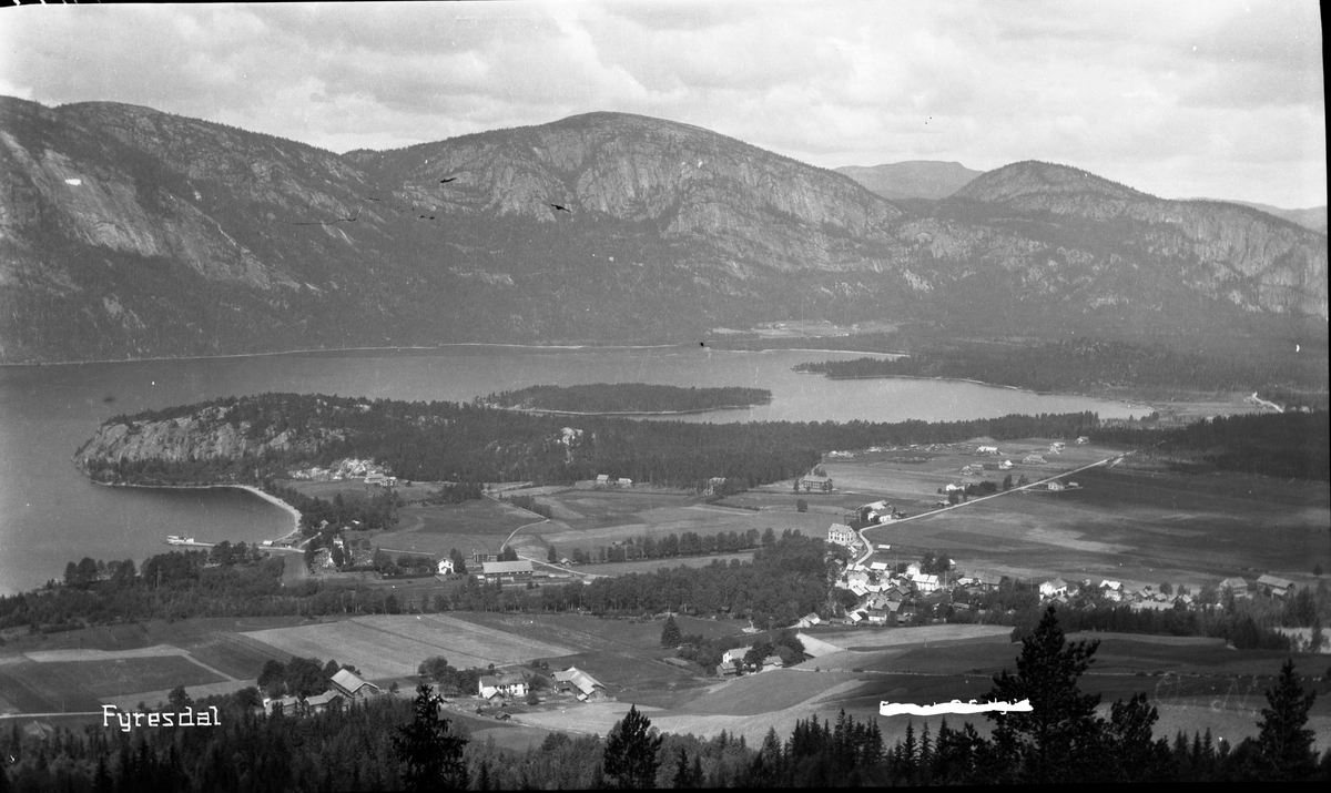 Fotosamling etter Kjetil Skomdal (1881-1971). Fotografen virket i ...