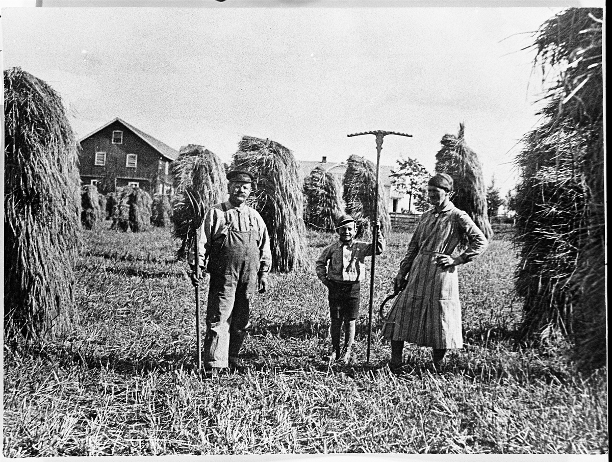 Skuronn. Hans M. Gimle, sønnen Hans, og Klara Gimle i skuronna på Valstad på Lena,eid av Hans M. Gimle. Gården Valle i bakgrunnen der rådhuset nå ligger.