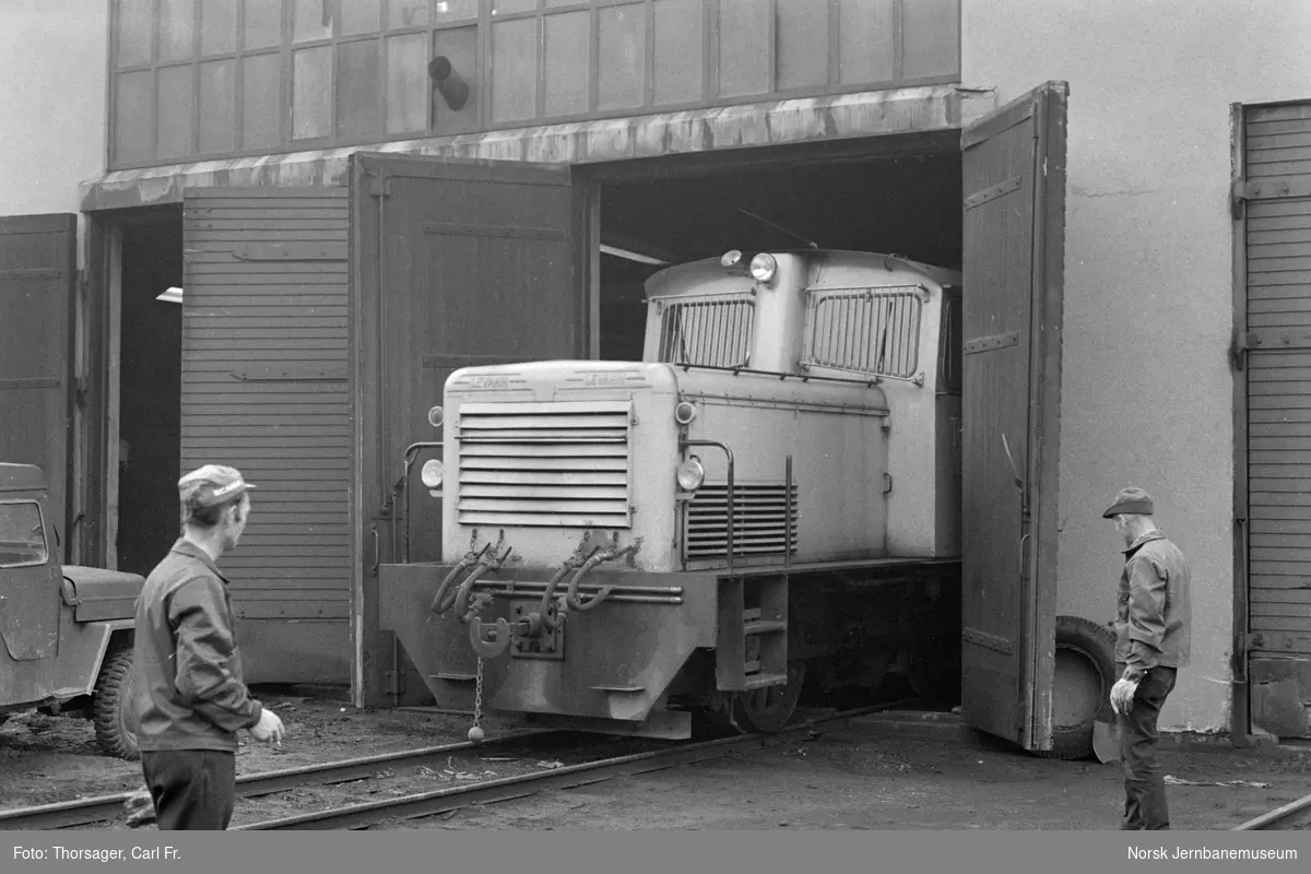 Sulitjelmabanens diesellokomotiv LOKE kjøres inn i lokomotivstallen i Lomi for siste gang, kort tid etter ble sporet fjernet, se JMF-CFT-0993