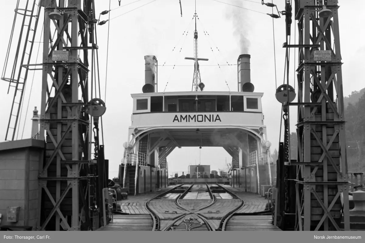 Dampfergen DF Ammonia i fergeleiet på Mæl