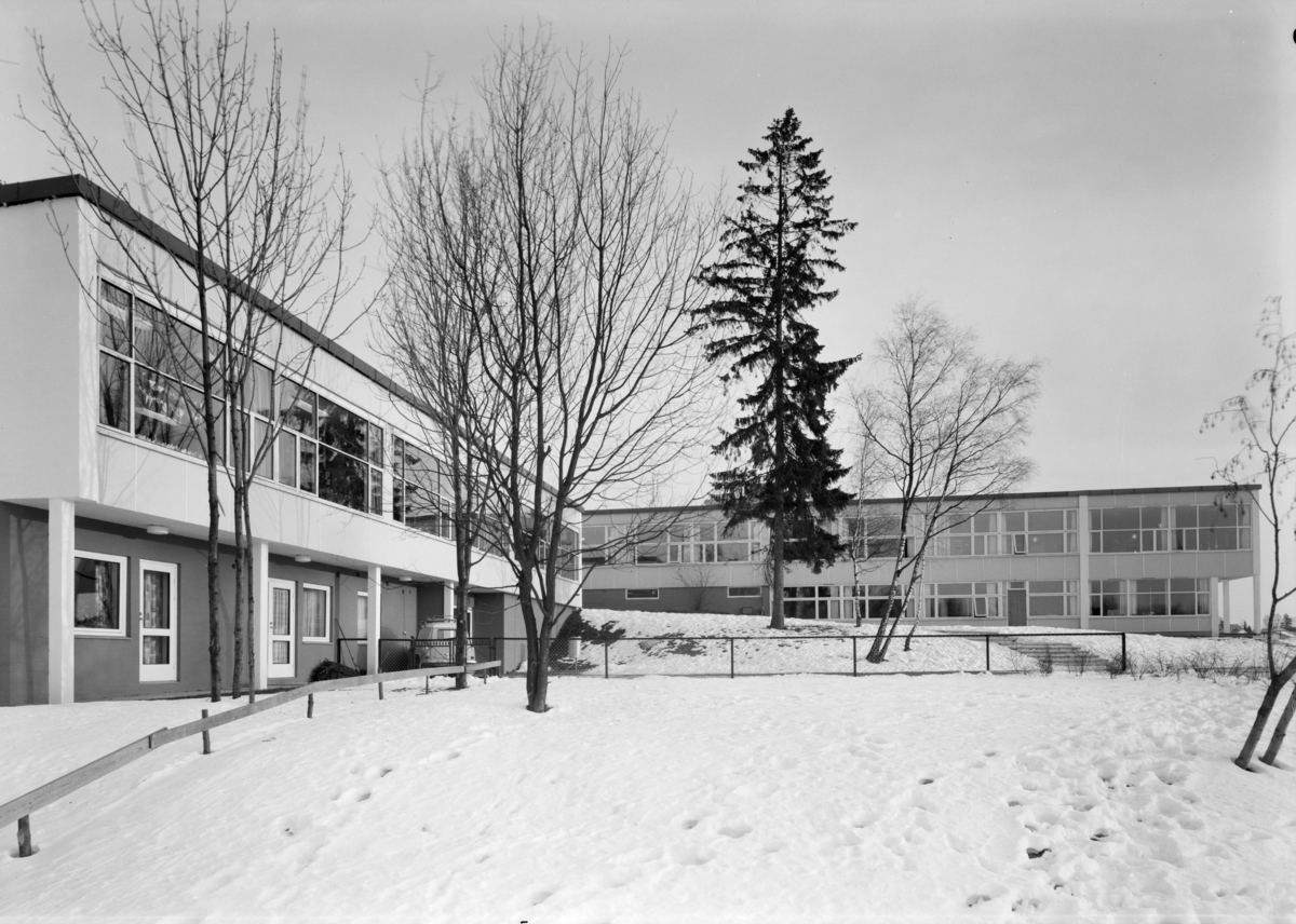 Eiksmarka skole inne og ute med barn, ark. Esdaile (Kommuneark. I Bærum)