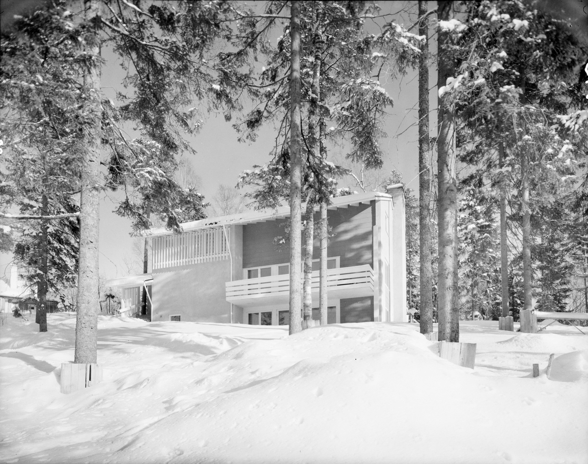 Arkitekturfoto av S. Thaulows villa. Foto av fasaden og plasseringen i landskapet om vinteren og våren.