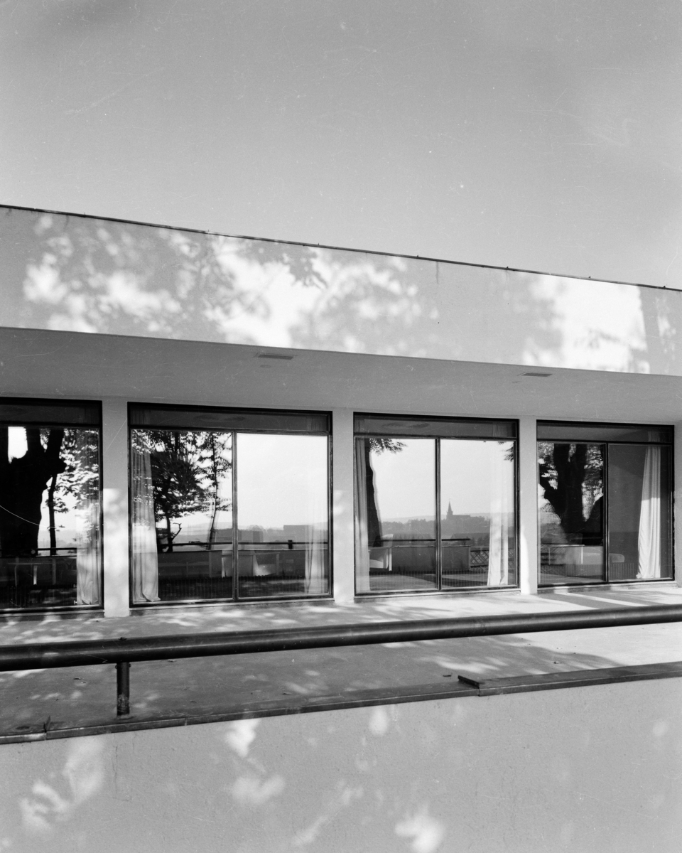Arkitekturfoto av Økern Aldershjem. Arkitektene Fehn og Grung fikk i 1961 Houens fonds diplom for sin tegning av bygningen. Delbilde av fasadeglass.
