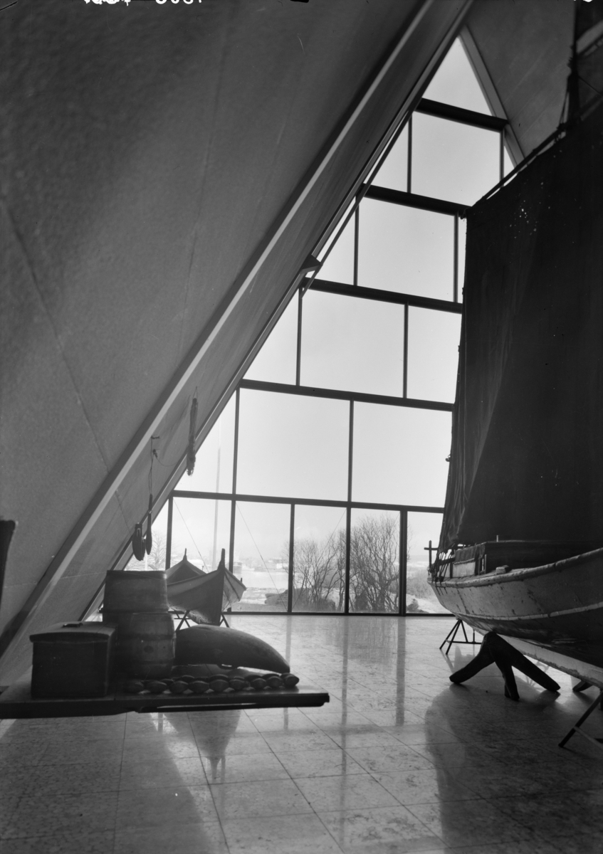 Arkitekturfoto av Sjøfartsmuseet på Bygdøy. Detaljbilde fra interiøret og utstilte båter.
