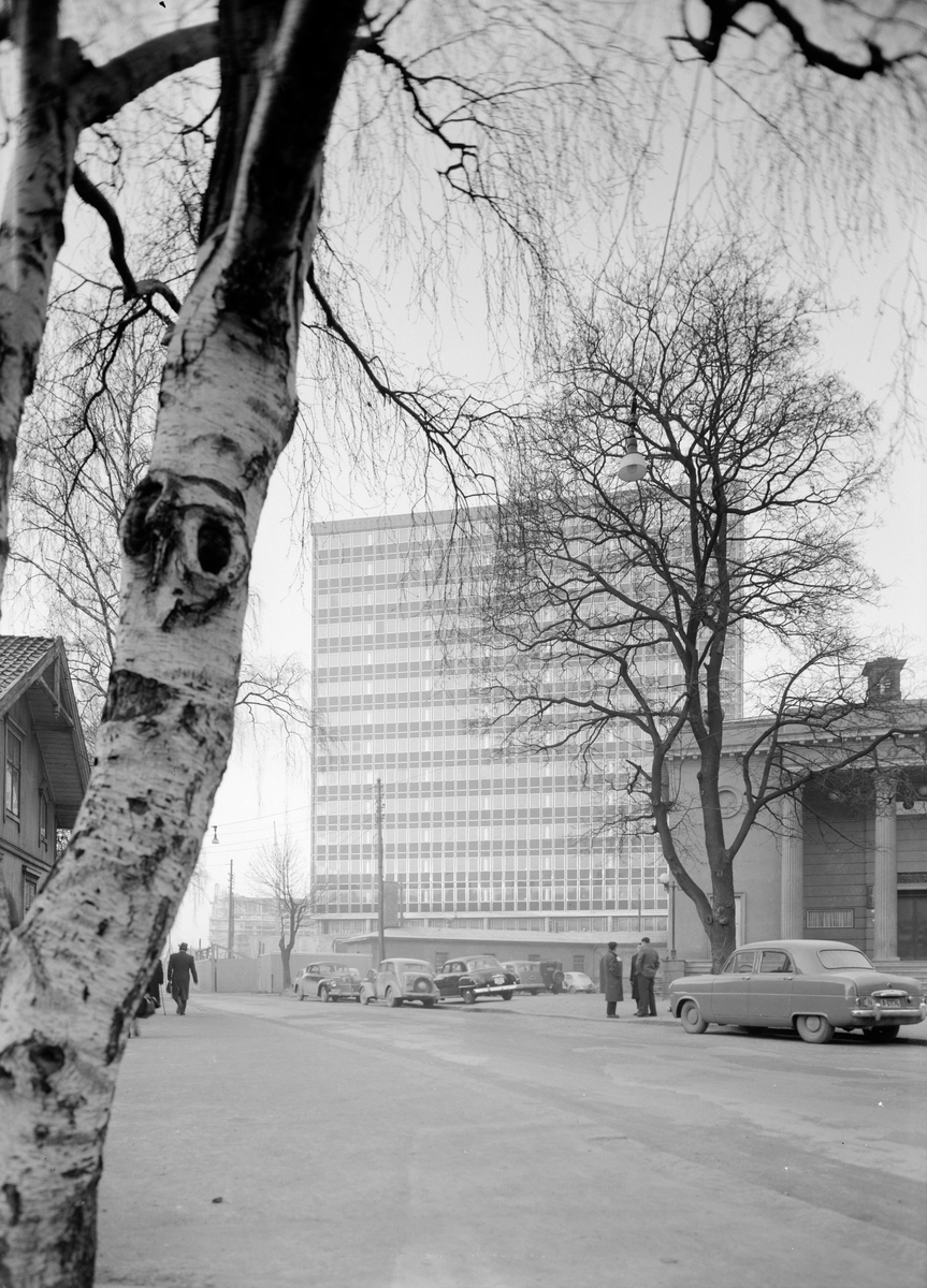 Arkitekturfoto av Philipsbygget, til høyre i forgrunnen skimtes Kinopaleet. (Bildet er feilplassert i den opprinnelige katalogen, og er ordnet som en del av samlingen bilder av Regjeringsbygningen.)