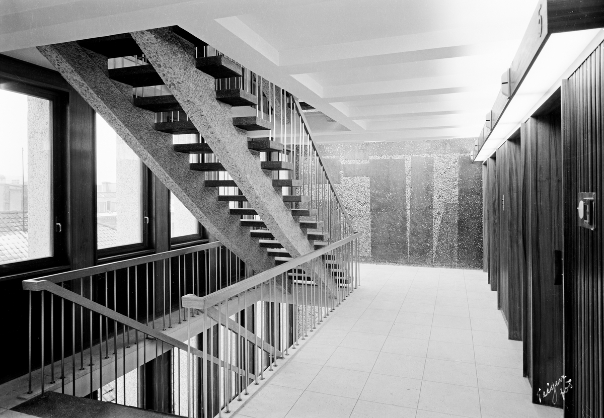 Interiørfoto av trappeoppgang i Høyblokka i Regjeringskvartalet. Veggutsmykning av Odd Tandberg. Påskrift på film: 8