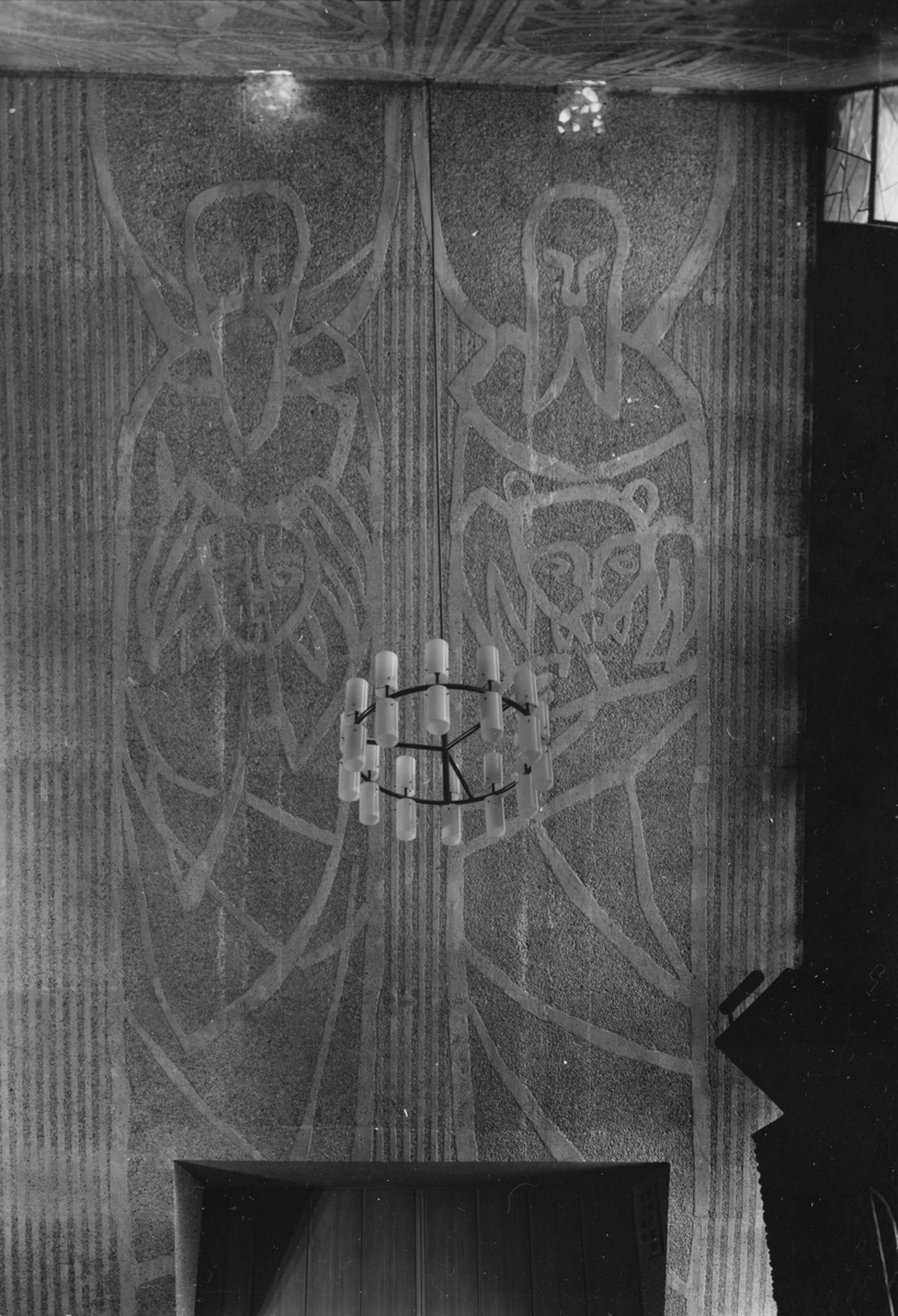 Bilde av veggdekorasjon i Bakkehaugen kirke i Oslo. Kirken ble opprinnelig tegnet av arkitekt Ove Bang, som vant konkurransen i 1940. Erling Viksjø modifiserte tegningene etter krigen og kirken sto ferdig i 1959. Utsmykninger av Kai Fjell og Carl Nesjar.