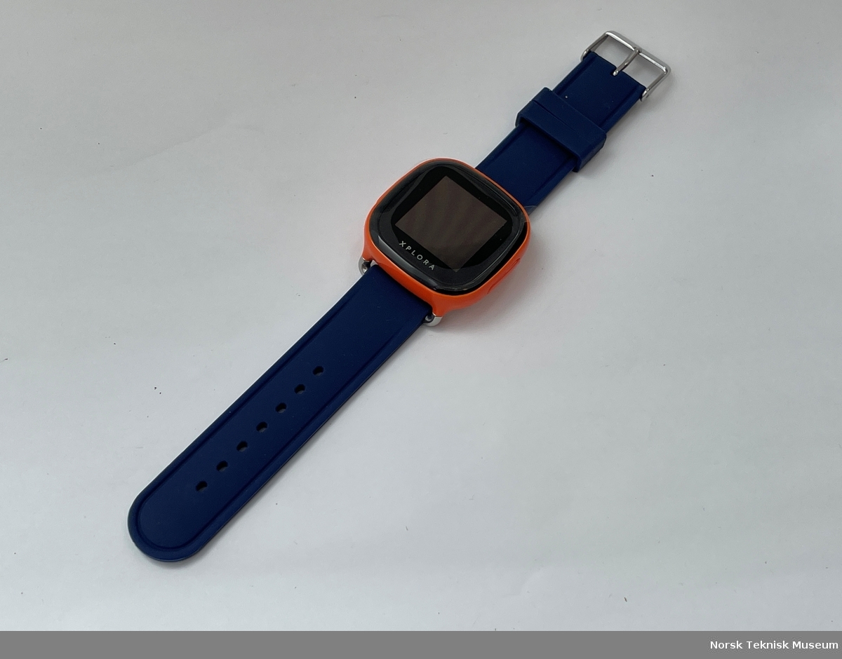 Armbåndsur / smartklokke med orange kasse og mørk blå gummireim
