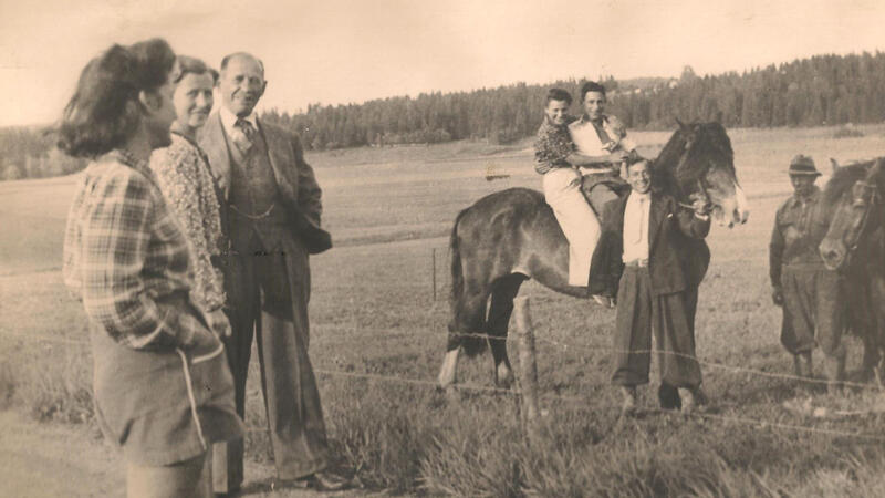 Bildet i svart/hvitt og viser en jødisk familie på et jorde. Flere barn sitter oppå en hest. (Foto/Photo)