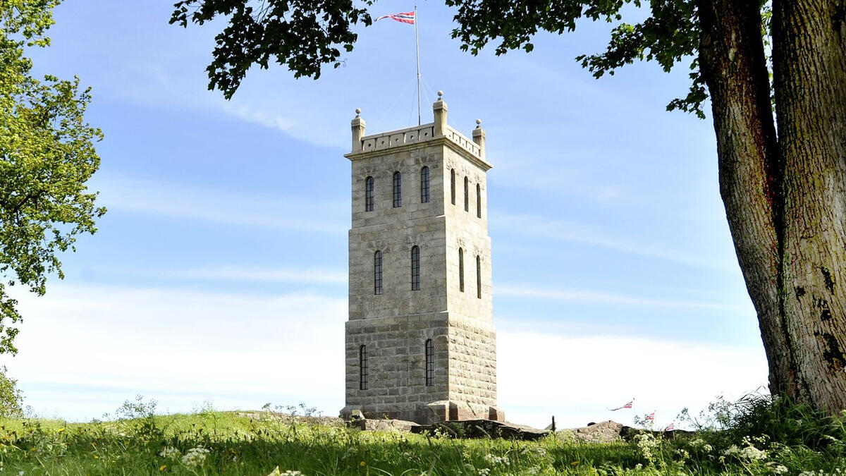 Bildet viser Slottsfjelltårnet på en solskinnsdag med blå himmel. (Foto/Photo)