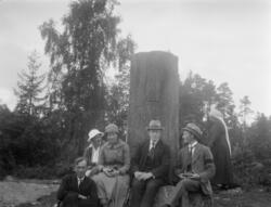 Lærerer på lærerstevnet i Mysen i 1918 ved en en minnesten m