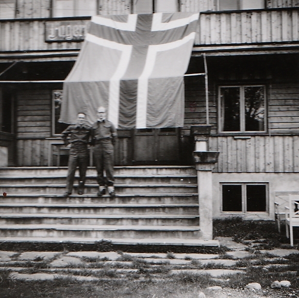 HS-soldatar utanfor Fagerlund Hotell, våren 1945.