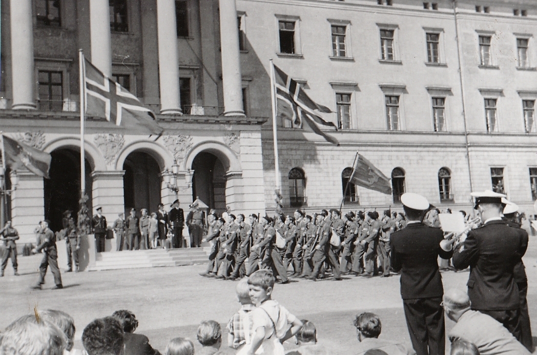 HS-avdeling defilerer framfor Slottet i Oslo 1945.
