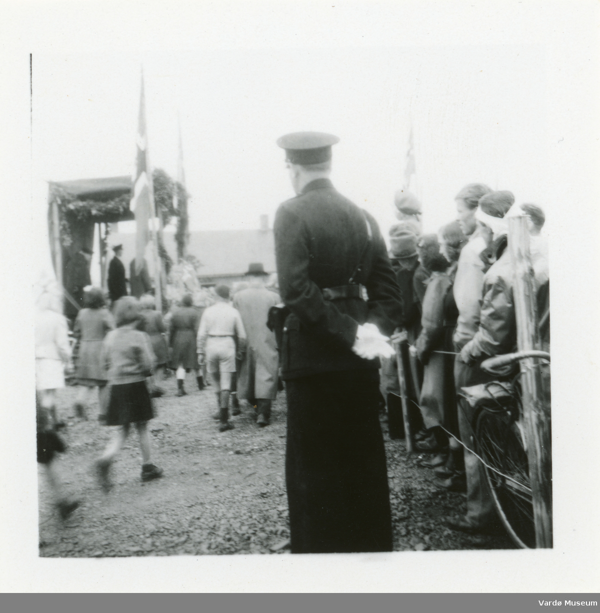 Kong Haakon VII besøker Finnmark i juli 1946. Her antatt fra Vadsø.