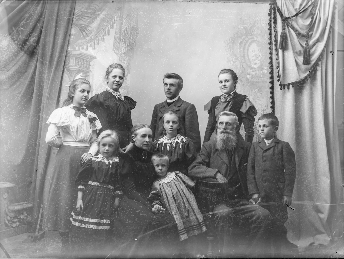 Familiefoto Hans Petter Olsen Klundby. - Mjøsmuseet   Digitaltmuseum