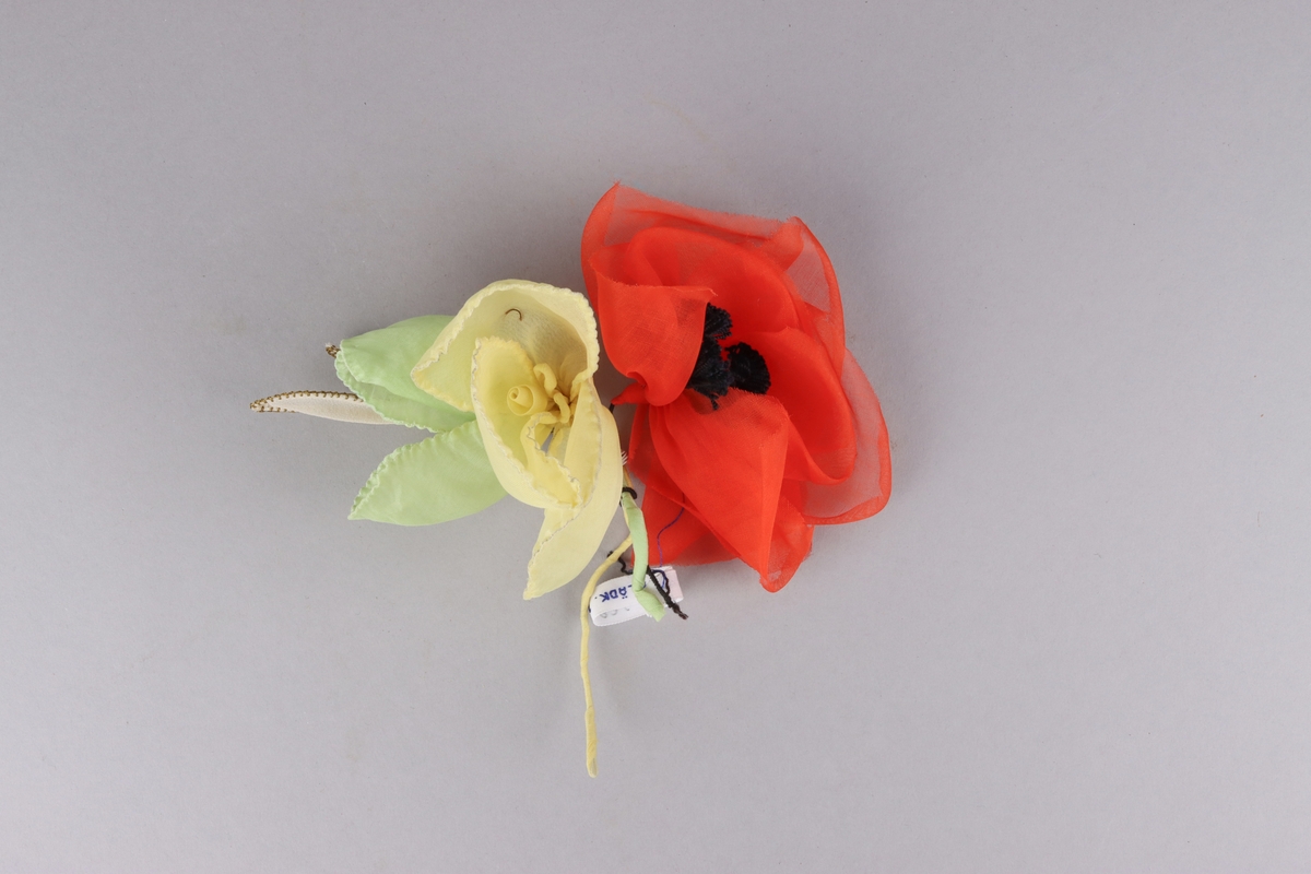 Sömnadsprov:  Blommor i olika utförande, en röd, en gul, en grön och en vit.
Se även SKAKLK.0017834, SKAKLK.0017835A-X.
