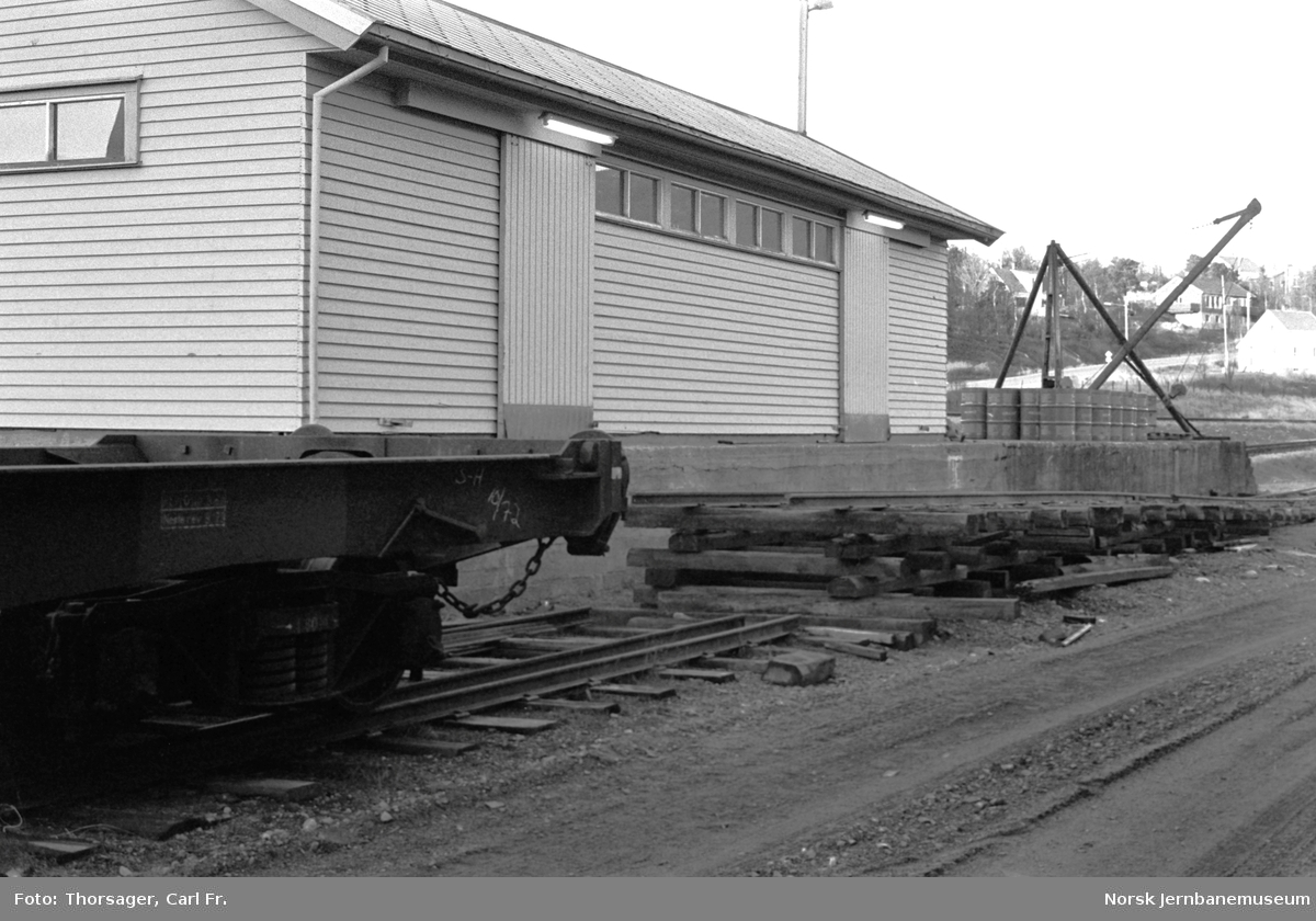 NSBs spesialvogn for transport av smalsporet materiell, litra Tso4 nr. 20850 ved nybygget rampe for opplasting av vogner på Finneid stasjon
