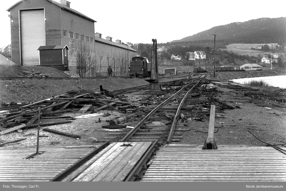 Finneid stasjon på Sulitjelmabanen tre måneder etter banens nedleggelse. Til venstre diesellokomotivet SAULO, I bakgrunnen diesellokomotivene ODIN (nærmest) og TYR, samt Statens Vegvesens lokomotiv