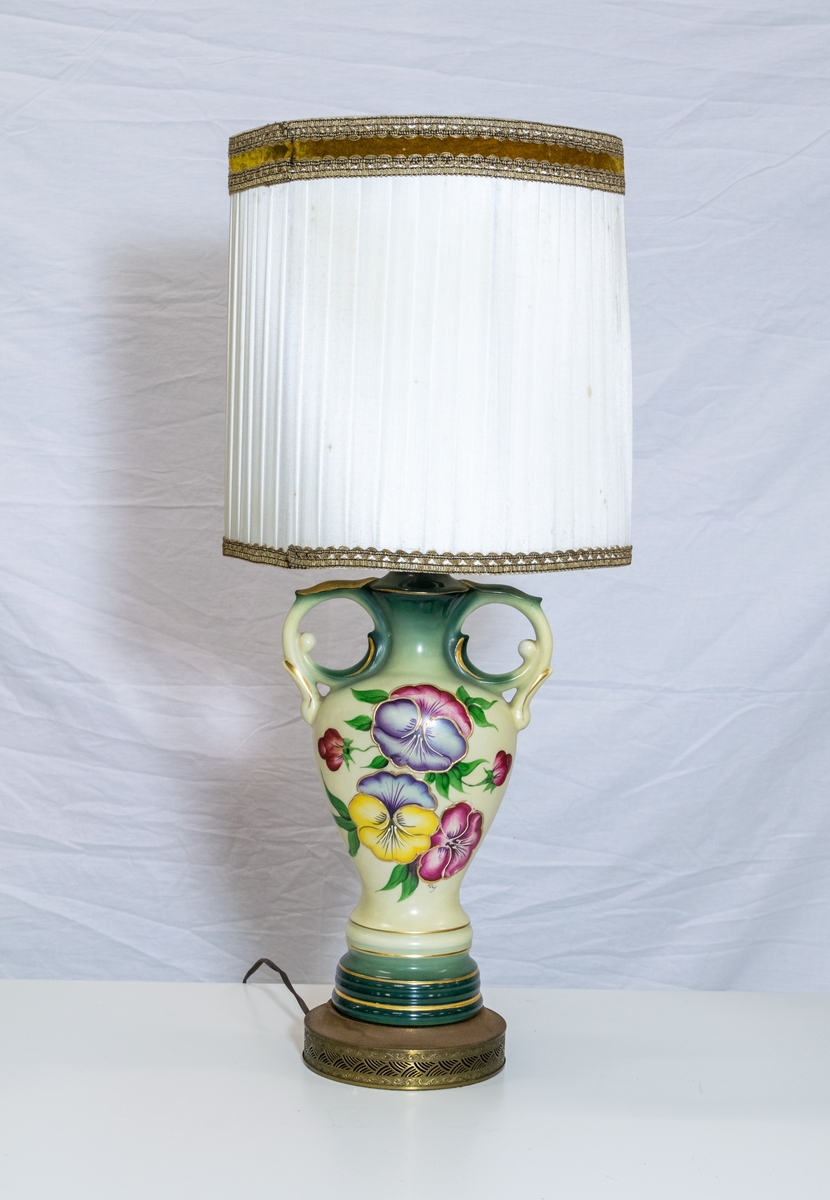 Bordlampe med fot i porselen og lys lampeskjerm.