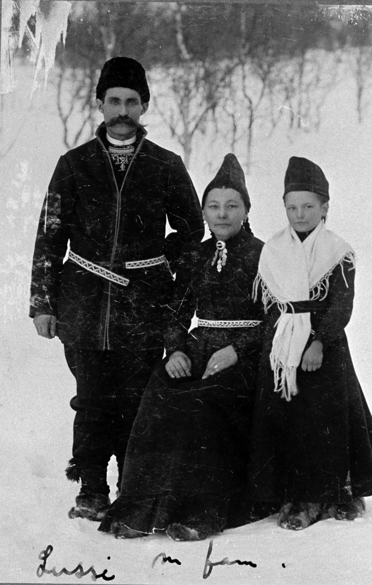 Lussi Kant m familie, fotografert i ei bjørkeli ein vinterdag.