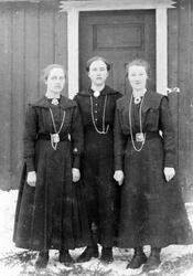 Tre festkledde kvinner