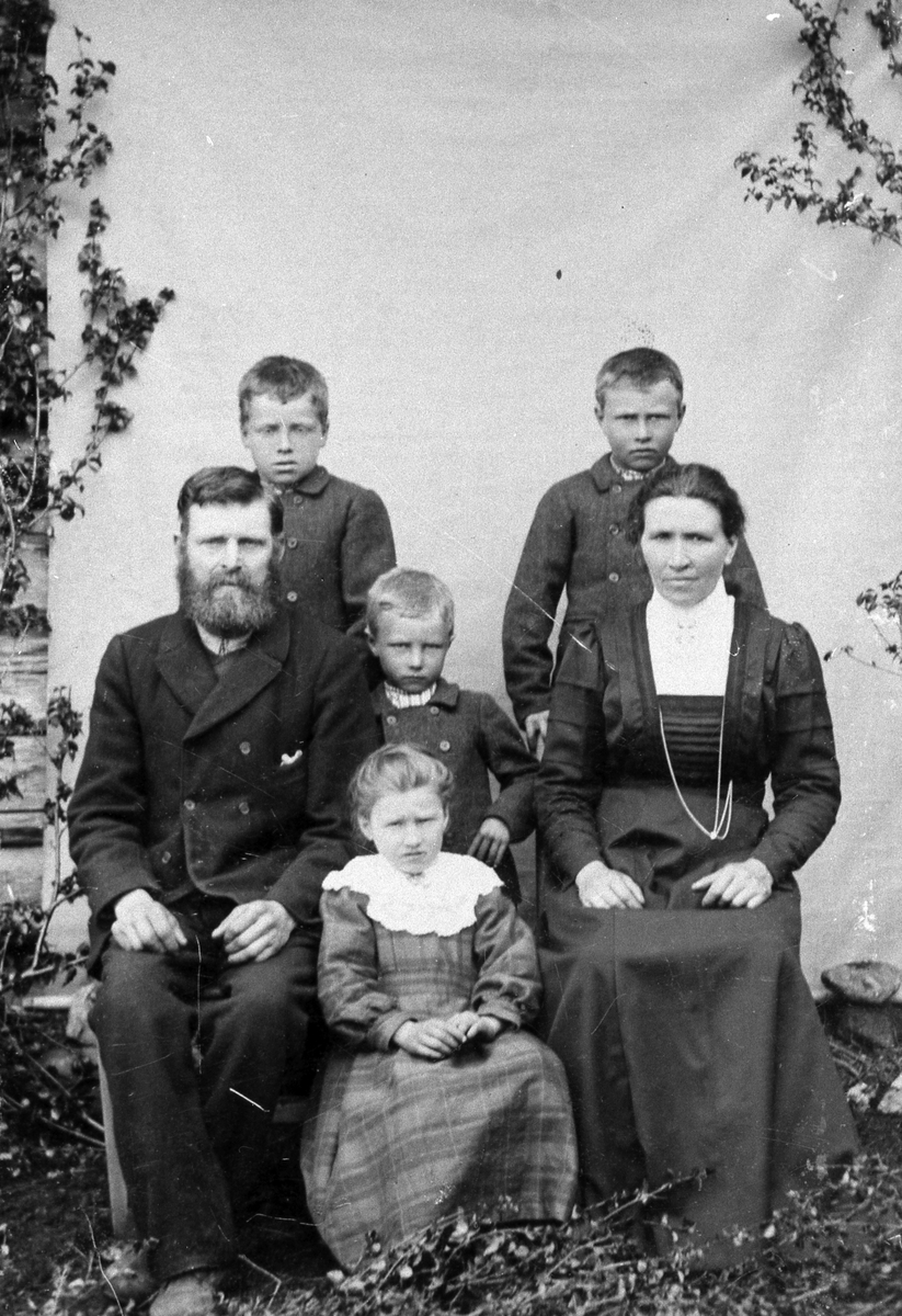 Foreldrene er Ola og Margrete Lokreim. Dei minste ungane som dei har mellom seg er Berthe og Nils. Gutane bak frå venstre: Andris og Trond Lokreim.
