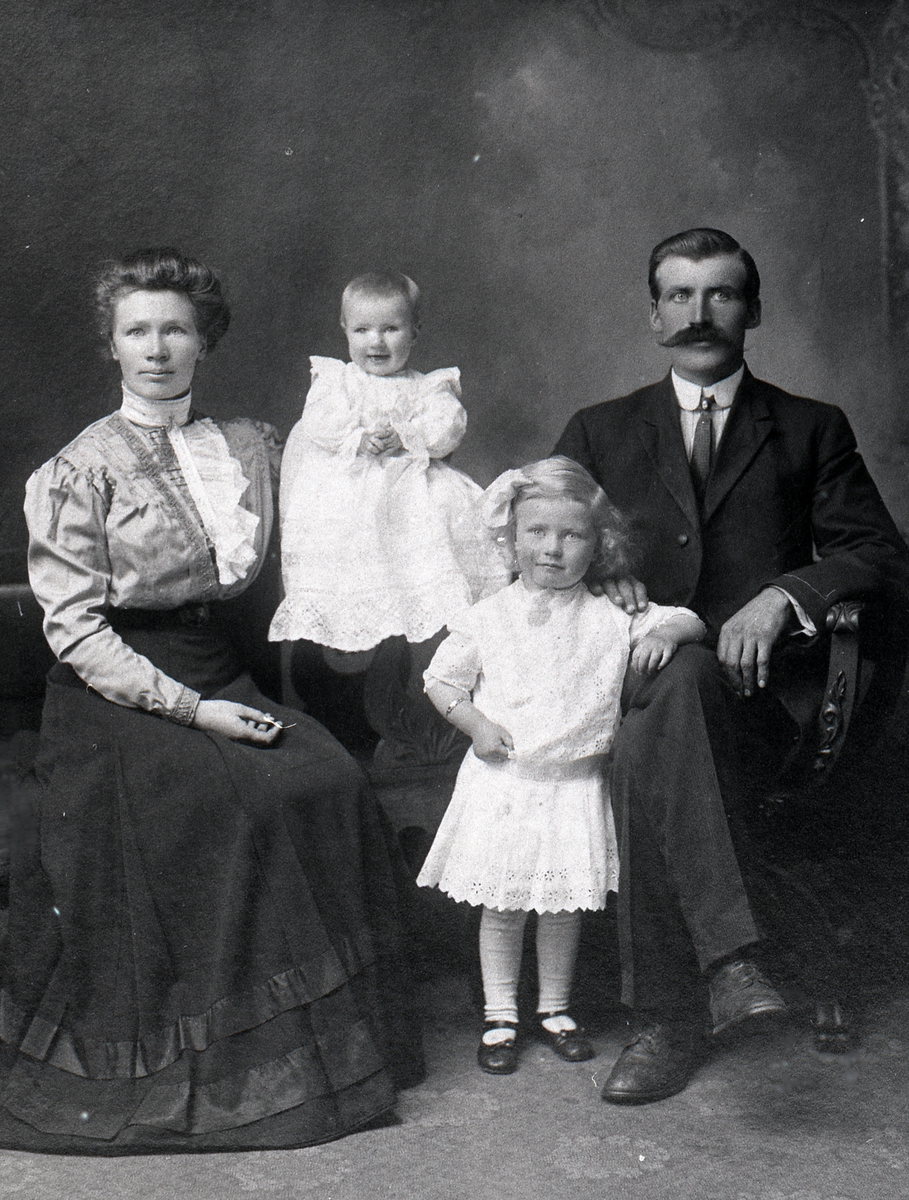 Kristoffer Bakken m familie - Valdres Folkemuseum / DigitaltMuseum