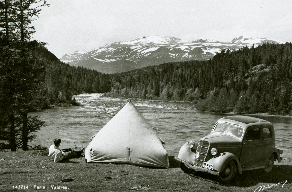 Camping på Tomleøygarden ved elva Begna. Heensfjellet i bakgrunnen