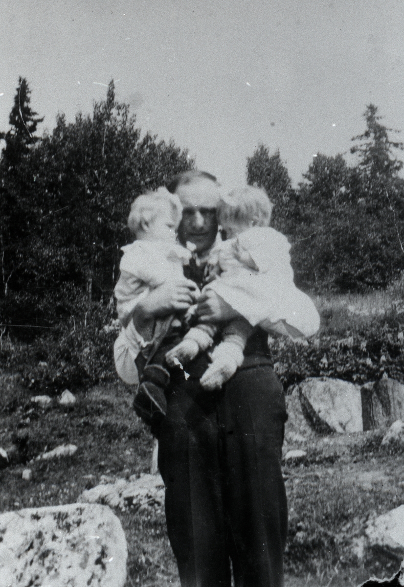 Gunnar Gulbrandsen med Ingebjørg og Anna på armen.