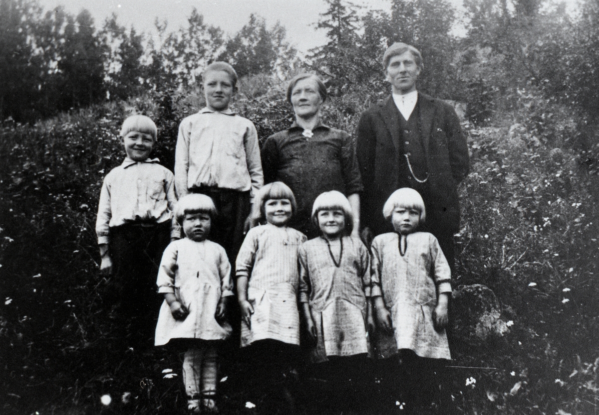 Framme frå venstre: Solveig Haugen g. Veflen, Olga Bergljot g. Rudi, Anna Haugen g. Egge og Ingebjørg Haugen. Bak frå venstre: Knut, Thomas, Berit og Ola Haugen.