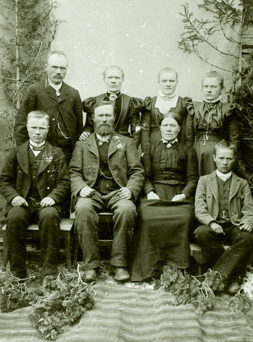 Framme frå venstre: Ola Leithe, Knut K. Leithe, Marit E Leithe f. Berge og Johannes Leithe. Bak frå venstre: Knut Leithe Høyne, Sigrit Leithe g. Kvien, Marit Leithe f. Framstad og MArgrethe Leithe g. Haalien.