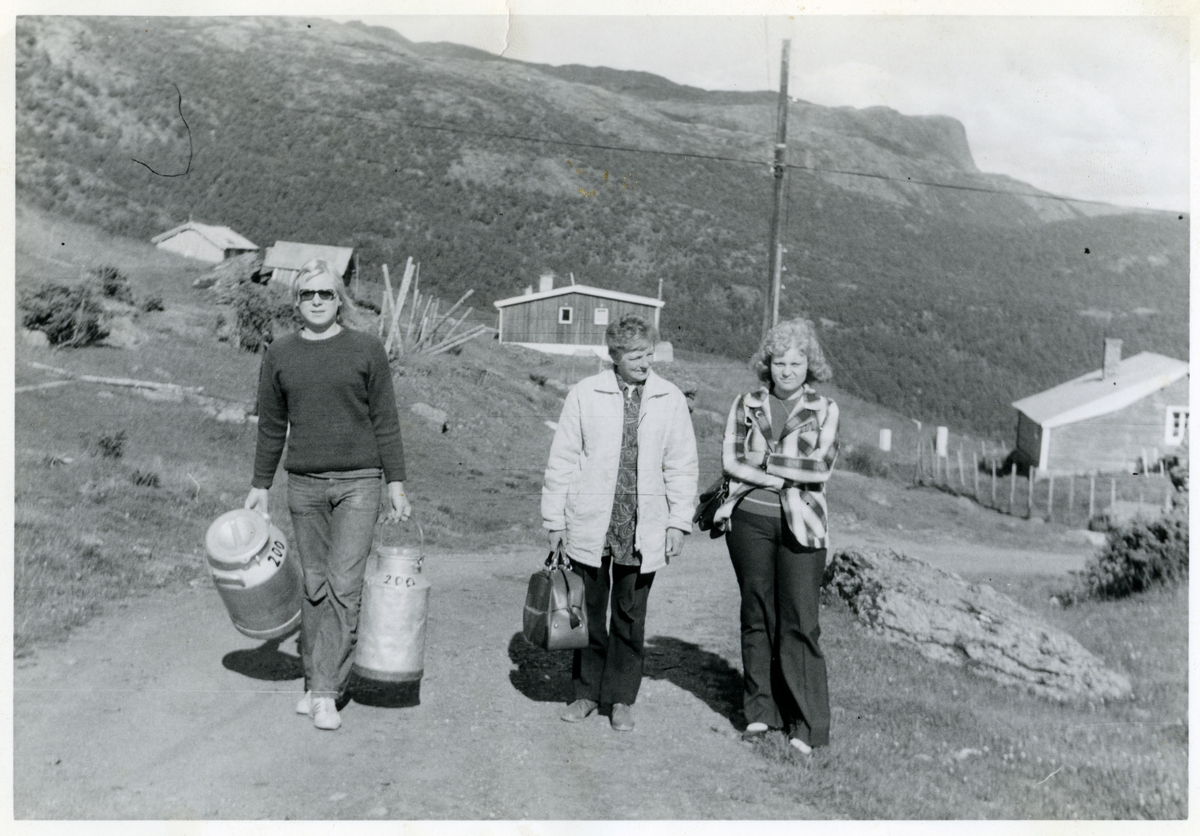 Frå venstre: Bjørn Norum, Berthe Havro og Lise Norum. Dei hadde henta mjølkespann på rampa.