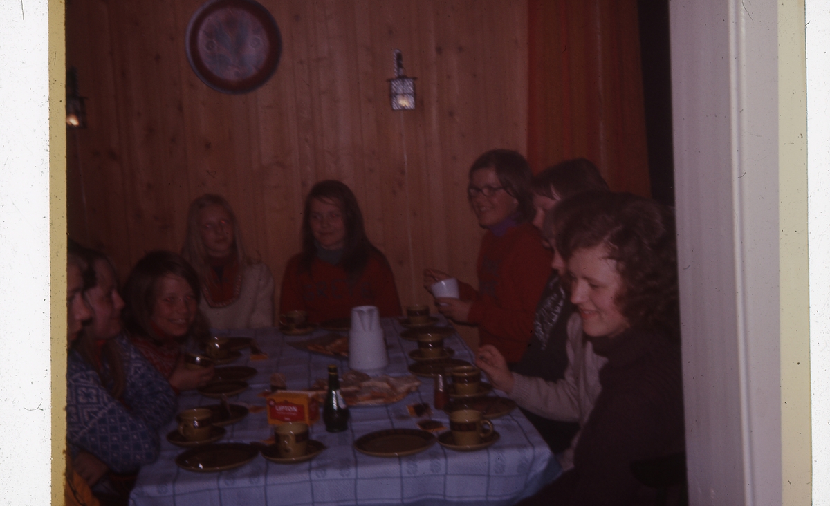 Frå venstre: Berit Rannveig Gjevre, Arnlaug Gjevre, Berit Randi Lokreim, Gerd Jevne, Grete Heen, Anne Marie Heen(Mia Gjerdingen), Marit Ødegården, Anne Aasen og Guro Hovda