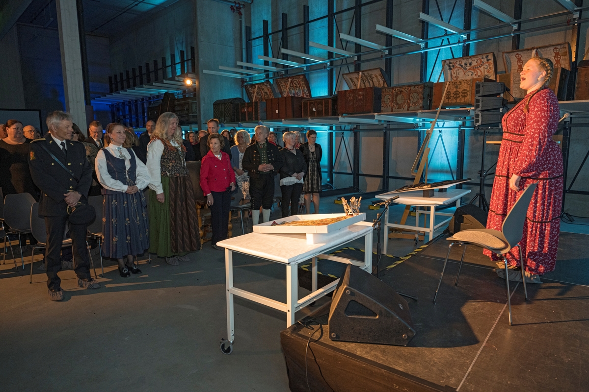 Fra åpningen av Anno bevaringssenter i Elverum, Innlandet 28. april 2022. Folkesanger Synnøve Brønbo Plassen kvedet og sang fra scenen. Bevaringssenter for museene i gamle Hedmark. Bevaringssenteret ble åpnet av Hennes Majestet Dronning Sonja.