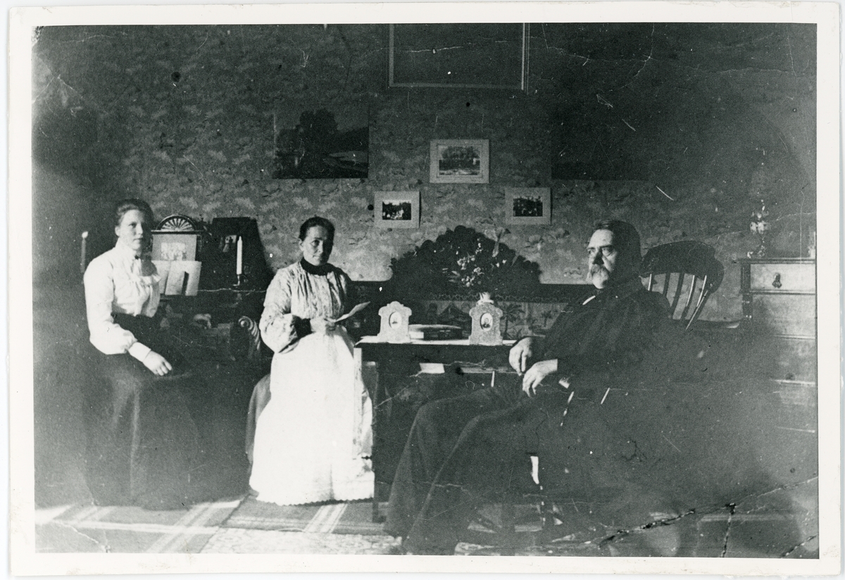 Ingrid Frisk med far Mathias och styvmor Anna, Österbybruk 1904