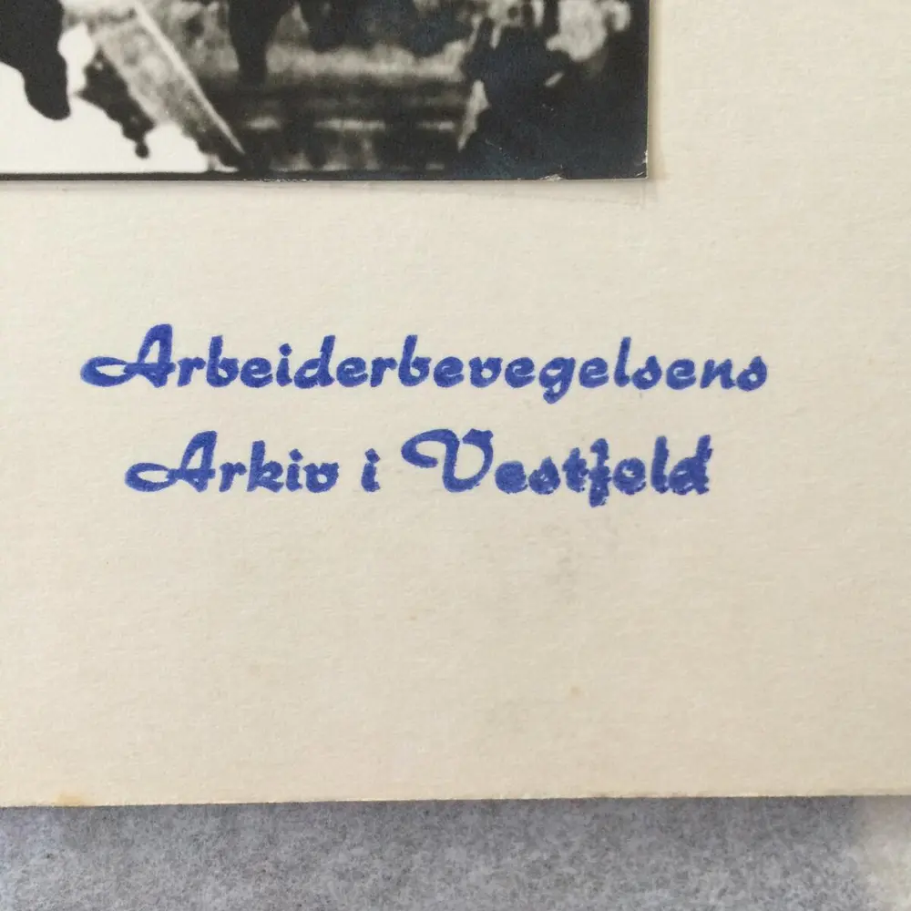 Vi ser et blått stempel der det står Arbeiderbevegelsen Arkiv i Vestfold