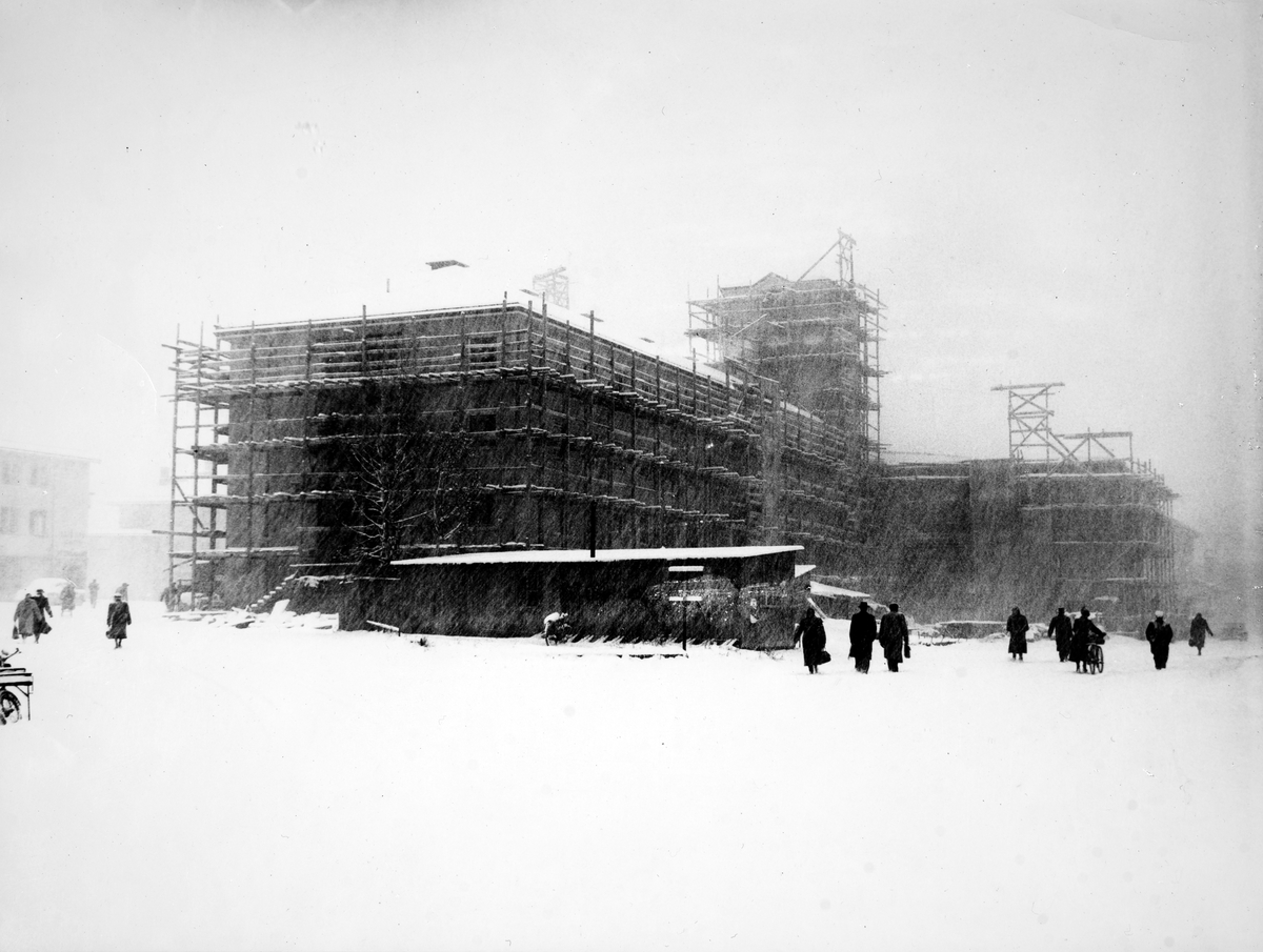 Byging av rådhuset Elvarheim.Vinter.