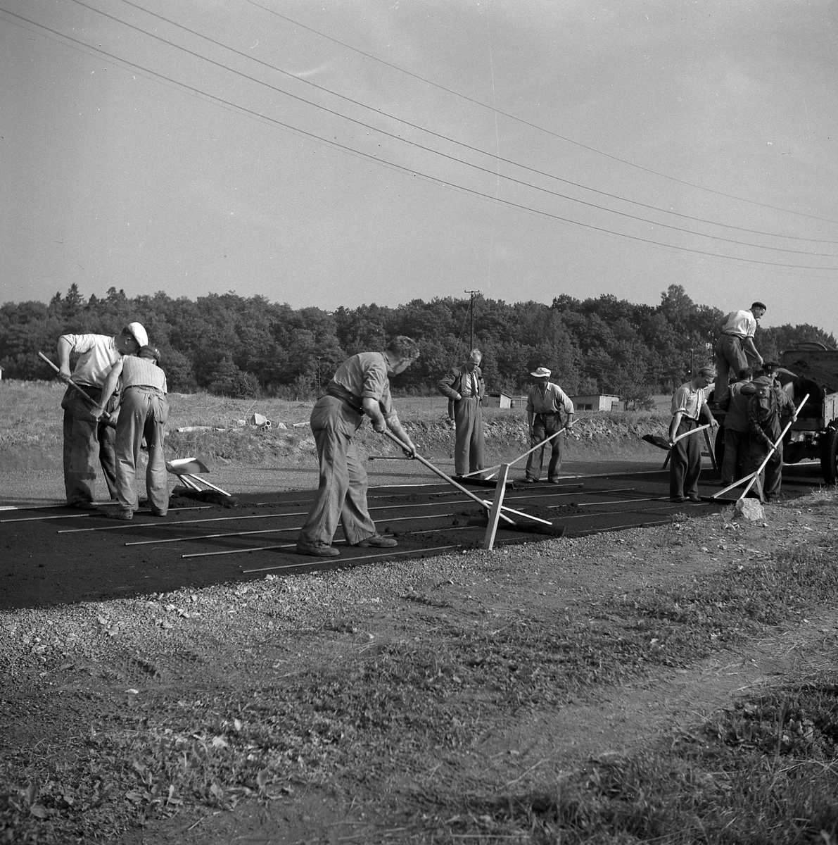 Asfaltläggning på Stockslyckevägen, 1950-talet