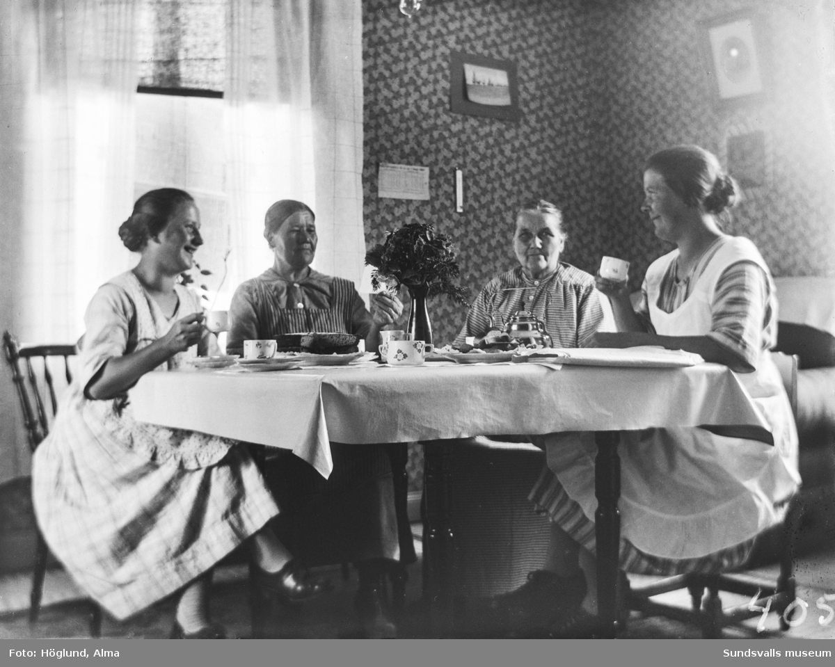 Göta Bäckström, Sara Eriksson, Greta Eriksson och Hilda Eriksson runt ett kaffebord.